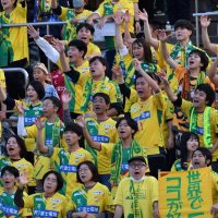 プレーオフ進出を決めた選手に声援を送るサポーター
