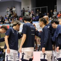 青森戦で円陣を組むＡ千葉の選手ら＝５日、むつマエダアリーナ（Ｂリーグ提供）
