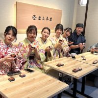 菓子職人に教わりながら和菓子づくりに挑戦した
