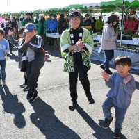 中沢麦つき踊りを披露した保存会メンバーと子どもたち＝富里市
