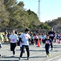 秋晴れに９００人疾走　ＰＲ大使、木村棋士も駆け付け　四街道でランニングイベント