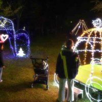 北口公園でイルミネーションを楽しむ子どもたち