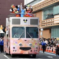 千葉みなとにミッキー登場！　７万２千人、千葉県１５０周年パレードに歓声　市柏吹奏楽部ら行進