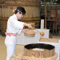 仕込み式で木おけに原料を入れる醸造担当者＝２８日、銚子市