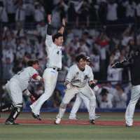 １０月１６日のホークス戦でサヨナラ打を放ち、雄たけびを上げる安田（中央右）。隣は同じ回に同点３ランを放った藤岡