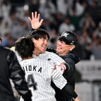 ソフトバンクとのＣＳファーストステージ第３戦の１０回、サヨナラ二塁打を放った安田（中央）を祝福する千葉ロッテの吉井監督（右）＝１０月１６日、ＺＯＺＯマリン
