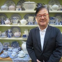 青と白格調高い英陶器　老舗職人、製法こだわり　タスマンインターナショナル　（浦安市）【ちばの元気企業】