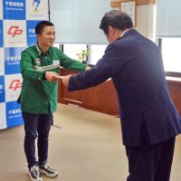 「孫に贈る」と８０代女性、電子マネー２０万円購入しようと…　セブン店長が阻止　山武署が感謝状　電話de詐欺