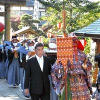 奉納するサケを掲げた行列＝３日、香取市の山倉大神
