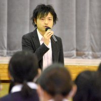 新作通して未来を考える　作家・清水晴木さん　母校で講演