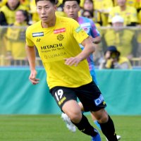 鳥栖戦の前半、ボールを追う柏の細谷＝１１月２５日、三協Ｆ柏