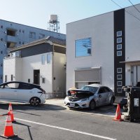 【速報】住宅敷地に７１歳運転の車突っ込む　駐車中の車に衝突、踏み間違えか　君津