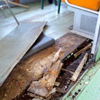腐食して穴が開いた車両の床
