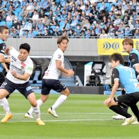 ゴール前に切り込む柏の細谷（左から２人目）＝５月２８日、等々力