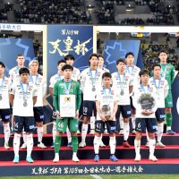 天皇杯で準優勝し、表彰式で写真に納まる柏イレブン＝９日

