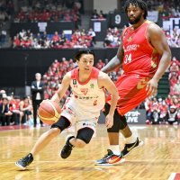 ドリブルで切り込む千葉Ｊの富樫（左）＝１０日（Ｂリーグ提供）