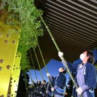 【動画あり】すす払いで迎春準備　成田山新勝寺　早朝からササ竹で軒下清める