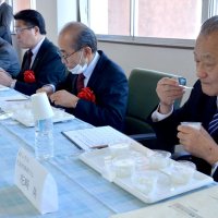 いすみ米を試食して審査する花崎組合長（右）ら