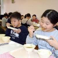 北海道ホタテに舌鼓　中国禁輸、産地から無償提供　旭市１５小学校の給食登場