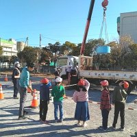 児童が重機操縦体験　市川の富美浜小