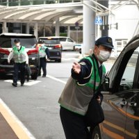 成田空港で横行　違法駐車警告、２日間１７６件　「白タク」の抑止も期待　年末年始へ対策急務