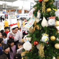 描いた雪だるまや天使…　園児４７人ツリー飾り付け　成田空港