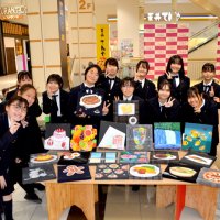 八千代松陰中高の生徒たちと中古制服を使ったアート作品（八千代市のイオンモール八千代緑が丘店）
