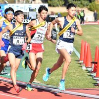 男子　スタートから先頭に出る八千代松陰１区の鈴木琉胤（右）＝たけびしスタジアム京都