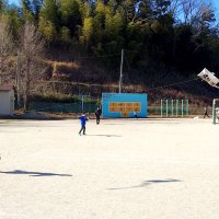 手作り凧　冬空にふわり　市原　親子１００人が工作挑戦