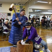 力士と餅つきで交流　高齢者と頬張る　旭「やすらぎ園」
