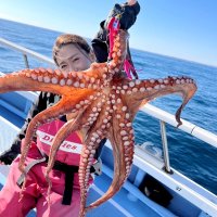 鹿島沖でゲットしたマダコ（写真は「幸栄丸」提供）