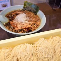 こだわりの麺を使った背脂入り竹岡式らーめん
