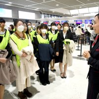 国際線出発ロビーで働くスタッフから多国籍の旅客と接する魅力も聞いた