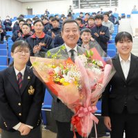 講義後に学生から花束を贈られた原さん＝９日、勝浦市の国際武道大
