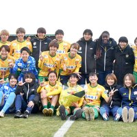 海外移籍を決めた千葉玲海菜（前列右から６人目）と記念撮影するジェフ千葉レディース＝７日