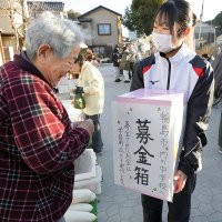 募金箱を持って朝市を回る勝浦中生＝１３日午前、勝浦市