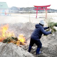 正月飾りたき上げ　勝浦砂浜で「どんど焼き」