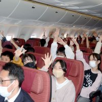「飛行機の燃料が入っている部分はどこか」といったクイズに挙手して回答する児童