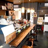 喫茶店だった店舗をラーメン店に改修したため、レトロな雰囲気が漂う