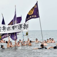 真冬の海に１５５人挑戦　館山で５年ぶり寒中水泳　高校生から７０歳まで参加
