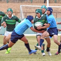 攻め込む専大松戸。守る八千代松陰。激しく攻守の入れ替わる好試合となった＝２０日、県総合ＳＣサッカー・ラグビー場
