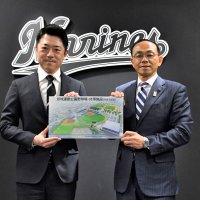 合同記者会見を行った千葉ロッテの高坂俊介代表取締役社長（左）と宮崎県都城市の池田宜永市長＝２２日午後、千葉市美浜区のＺＯＺＯマリンスタジアム
