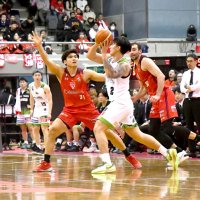 北海道戦でディフェンスする千葉Ｊの原＝２１日