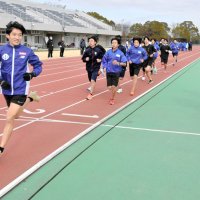 順天堂大の箱根駅伝メンバーらと中学生疾走　陸上クリニックで極意学ぶ　対抗リレーで熱戦も　印西