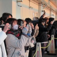 初日の出を撮影する市民ら＝市川市
