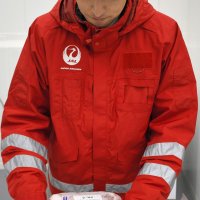 個人旅客向けに、衛生証明書付きの和牛をこん包するＪＡＬカーゴのスタッフ
