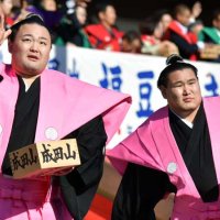 豪快に豆をまく大相撲力士の朝乃山関（左）と豊昇龍関