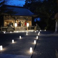 夕暮れにライトアップされた遠見岬神社社殿前