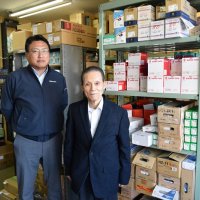 元経営者の徳永さん（右）と高橋社長

