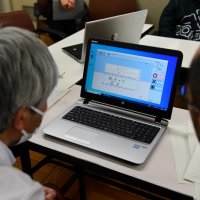 模範解答と照らし合わせて記述式の採点を行う教員